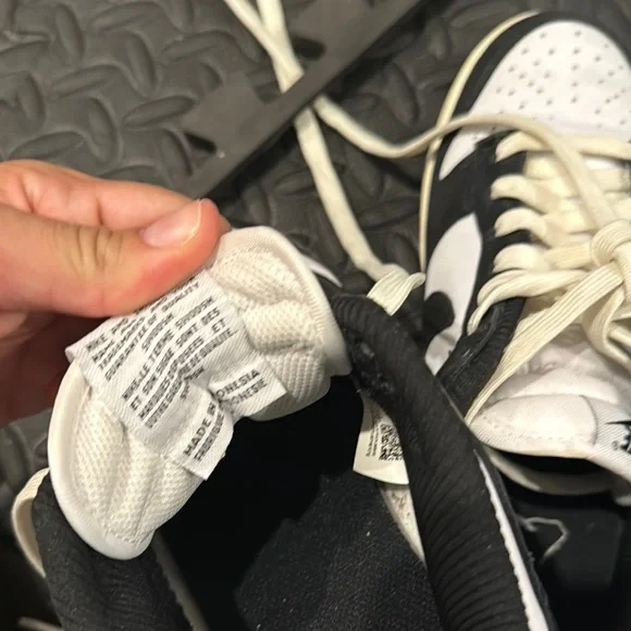 Nike dunk Black and White Sneakers - Picture 9 of 9